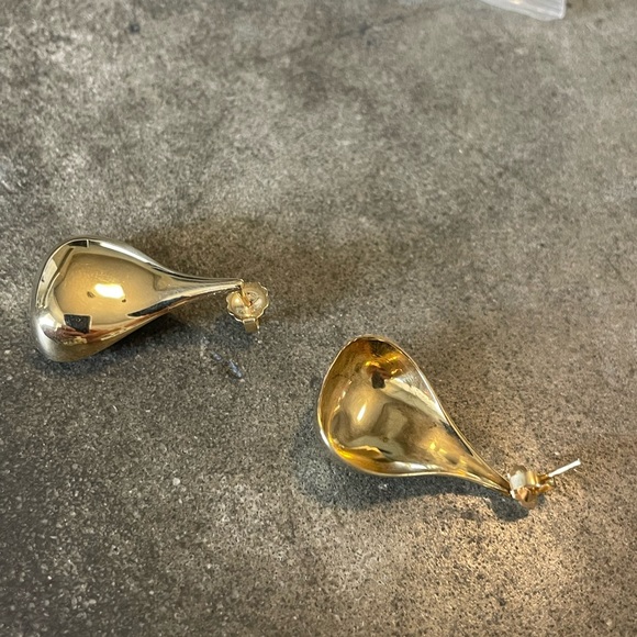 Pair of 14 k Gold Teardrop Earrings - Picture 8 of 11